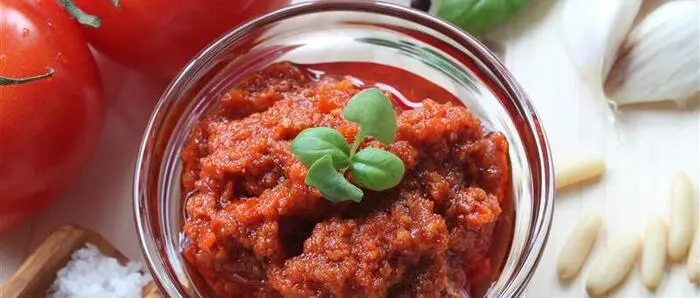 Ein Glas mit rotem Pesto