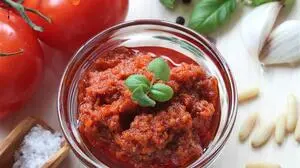 Ein Glas mit rotem Pesto