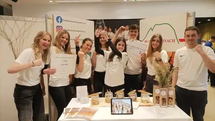 Die Schülerinnen und Schüler freuen sich über ihren Sieg beim Landeswettbewerb