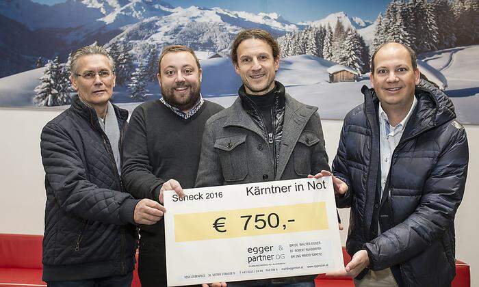 Architekt Walter Egger und seine Mitarbeiter Mario Samitz und Robert Ruhdorfer (Planungsbüro Egger) überreichen 750 Euro an Albert Lesjak (Kärntner in Not)