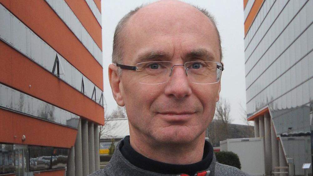 Helmut Wöllik ist Professor für Elektrotechnik und Elektronik