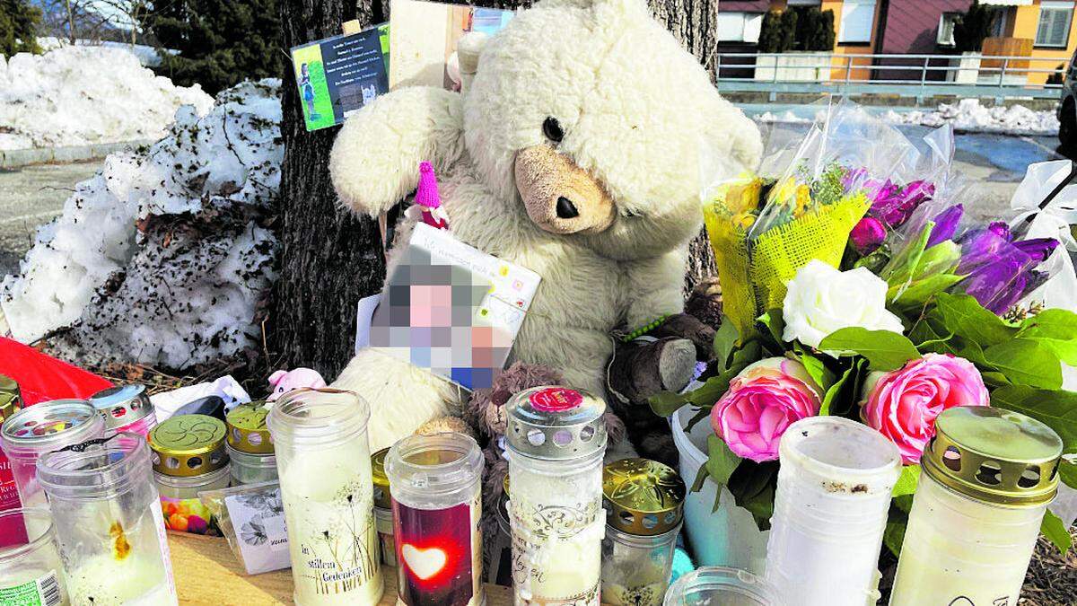 Große Trauer in Villach: Frische Blumen, Kerzen und Plüschtiere wurden zum Tatort gebracht
