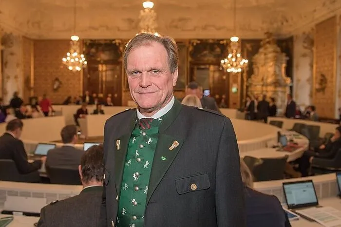 Mit wem könnte die ÖVP auf Bundesebene nun koalieren, Herr Dirnberger? "Das ist sehr schwierig einzuschätzen. Eine erneute Koalition mit der FPÖ halte ich für sehr unsicher, da sich in der Partei derzeit so viel tut, keiner möchte in zwei Jahren erneut wählen. Eine Koalition mit den Grünen wäre natürlich spannend und etwas Neues. Die Vorstellungen driften aber thematisch teils sehr stark auseinander, deswegen könnte das problematisch sein."
