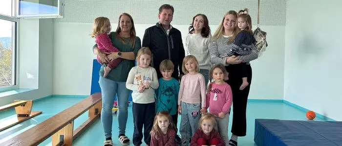 Hirschegg-Packs Bürgermeister Markus Prettenthaler mit den Kindergartenkindern und den Mitarbeiterinnen (v.l.: Anita Swaschnig, Svenja Eisbrich, Anna Maria Schatz)