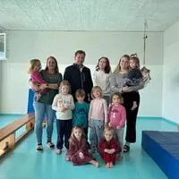 Hirschegg-Packs Bürgermeister Markus Prettenthaler mit den Kindergartenkindern und den Mitarbeiterinnen (v.l.: Anita Swaschnig, Svenja Eisbrich, Anna Maria Schatz)