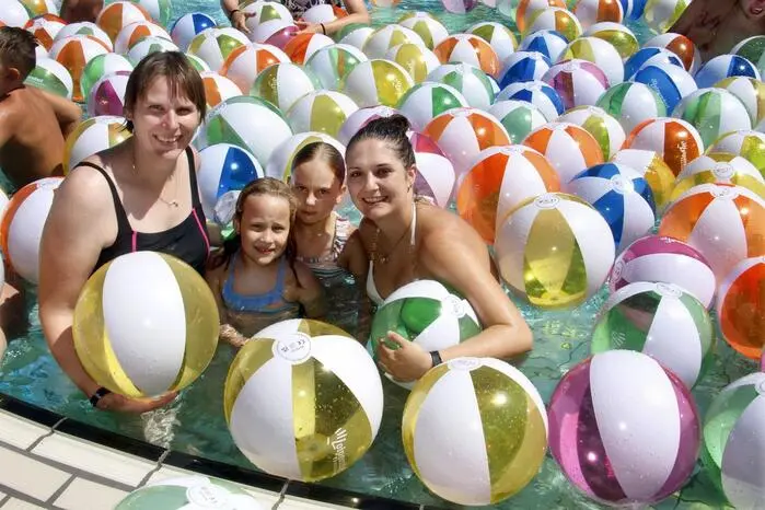 An diesem sonnig-heißen Badetag stand Österreichs größte Thermendestination ganz im Zeichen von „Glücksgefühlen, Wasserspaß und Urlaubsfeeling“ für Groß und Klein.