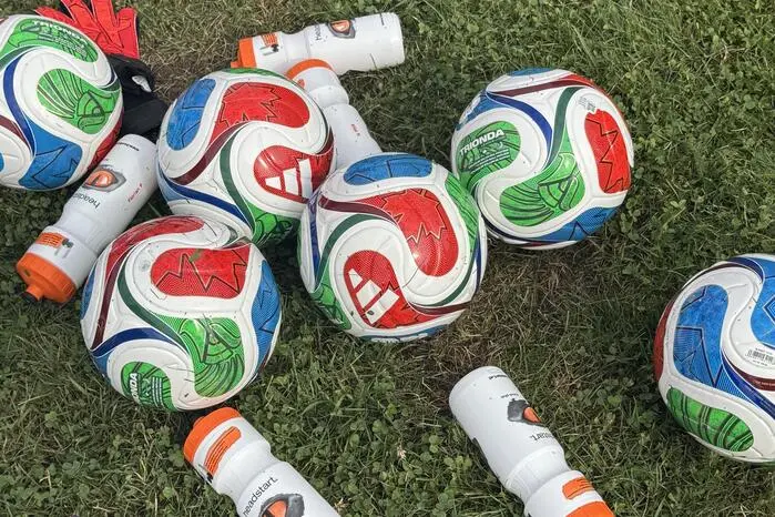 Vom 20. bis 24. Juli wird gedribbelt, gepasst und um jeden Ball gekämpft. Der Verein möchte Familien aus der Region eine leistbare Ferienbetreuung bieten und zugleich die Begeisterung für Fußball fördern.
