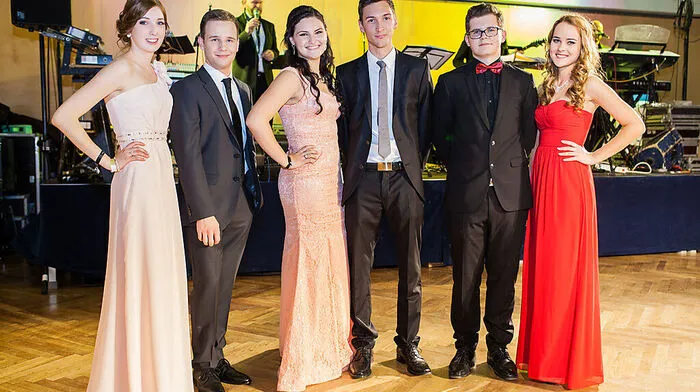 Viktoria Krusch, Sandro Darmann, Aila Kumro, Christian Martinz, Leonhard Brunner und Vanessa Kainz vom Ballkomitee (von links)