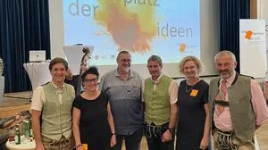 Die Bürgermeister des steirischen Salzkammergutes mit dem Führungsduo der Kulturhauptstadt: Elisabeth Schweeger und der kaufmännischen Direktorin Manuela Reichert