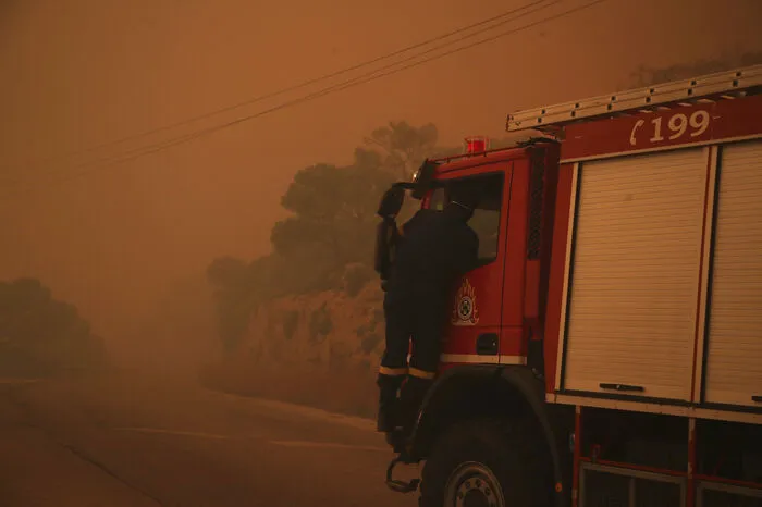 Die Feuerwehr versuchte auch mit Löschflugzeugen die Flammen unter Kontrolle zu bringen, was zunächst aber nicht gelang, wie das Staatsfernsehen (ERT) berichtete.