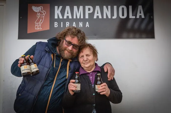 Die Craftbier-Bewegung hat auch Istrien erfasst. Eine besondere Brauerei ist die biologisch zertifizierte Brauerei Kampanjola in Svetvinčenat. „Darko Pekica baut dort seine eigene Biergerste an“, sagt Desrues. Pekica betreibt zudem auch einen Bauernhof. www.kampanjola.hr