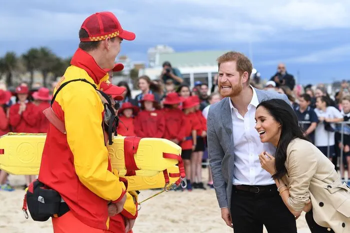 Bereits im September 2017 hielten die beiden während eines Events Händchen und küssten sich sogar in der Öffentlichkeit. Für Royals eher ungewöhnlich.