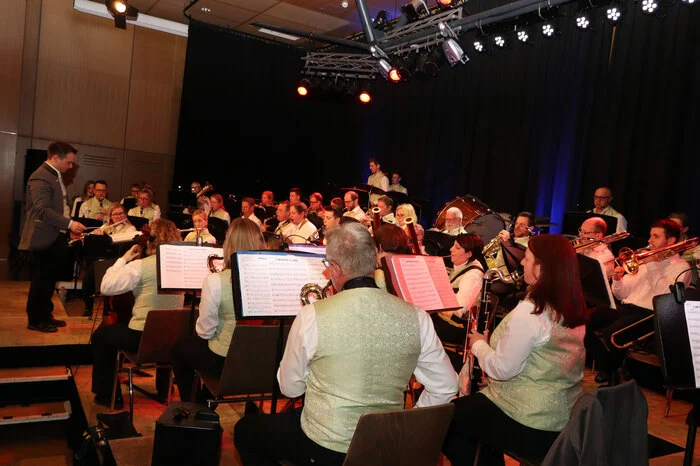 Die Besucher erwartete im Stadtsaal ein blasmusikalischer Streifzug durch die österreichische Musiklandschaft vom 18. Jahrhundert bis in die Gegenwart. Der Bogen spannt sich von Mozart und Schubert über Strauß und Fucik bis zu Wolfgang Ambros und Rainhard Fendrich.