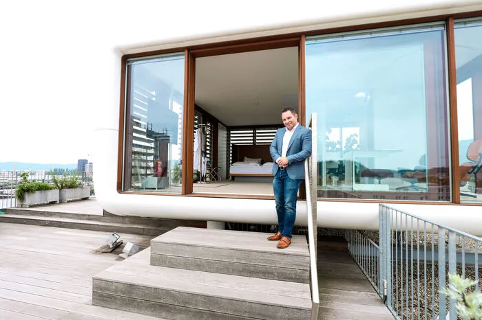 Auf 44 Quadratmetern residiert man hier in einem Penthouse-Würfel, der von 82 Quadratmetern Dachterrasse umgeben ist.