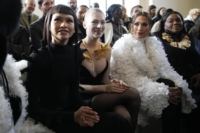 Die Schauspielerin nahm anschließend neben Model Hunter Schafer, Hollywood-Star Jennifer Lopez und Da'Vine Joy Randolph in der ersten Reihe bei Schiaparelli Platz. 