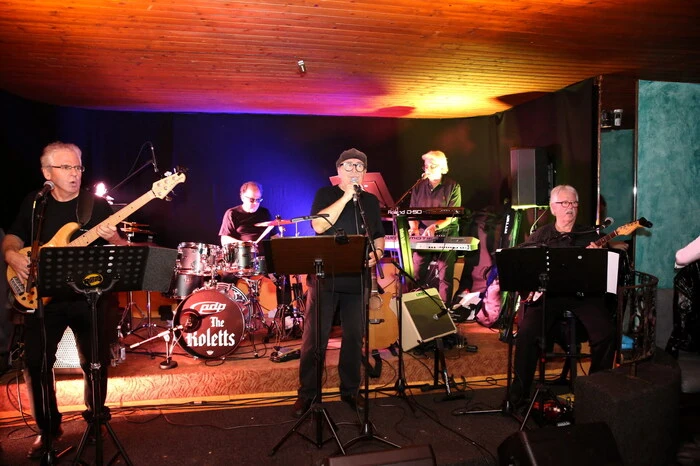 Und dass die „reifen Herren“ Manfred Kanduth, Bernhard Zitter, Dieter Themel, Freddy Bein und Reinhard Schmied (von links) das Musizieren auch im Alter nicht verlernt haben, sah man beim Song „Satisfaction“ von den Rolling Stones, bei dem sie sich beinahe selbst übertrafen.