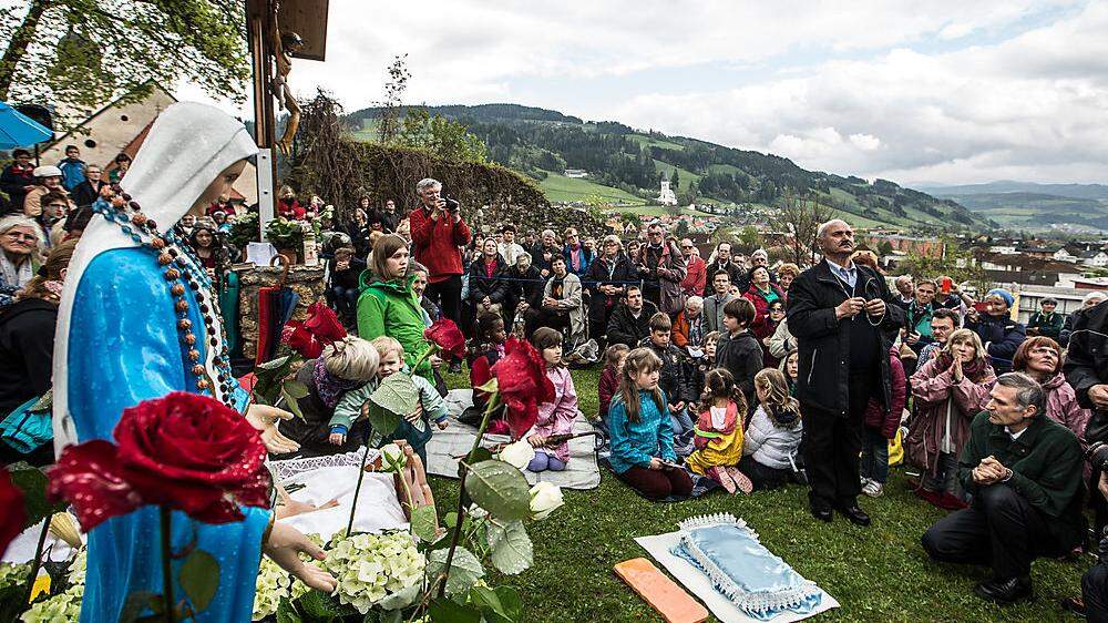 Hunderte Menschen kommen nach Bad St. Leonhard, in der Hoffnung, eine Marienerscheinung zu erleben