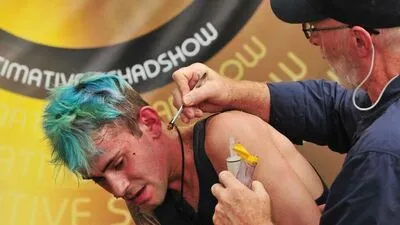 Dr. Bob holte eine Kakerlake aus Daniele Negronis Ohr.