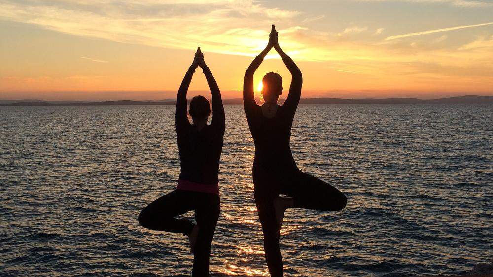 Die Yoga-Übung &quot;Der Baum&quot; am Strand von Zadar