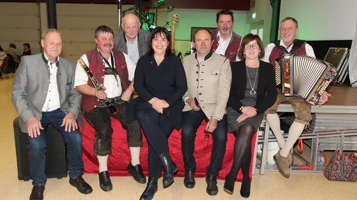 Seniorenbundobmann Alois Weinzettl (rechts) mit Nationalratsabgeordneter Agnes Totter, Bezirksobmannstellvertreter des Seniorenbundes, Josef Hödl, sowie Musikern und Ballorganisatoren.