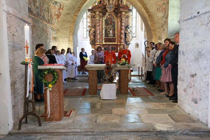 Im Anschluss fand der Festgottesdienst in der Kirche statt, den Weihbischof Johannes Freitag hielt. In seiner Predigt ging er auf die Bedeutung von Gemeinschaft und Zusammenhalt ein und segnete dabei auch das neue Taufbecken. 
