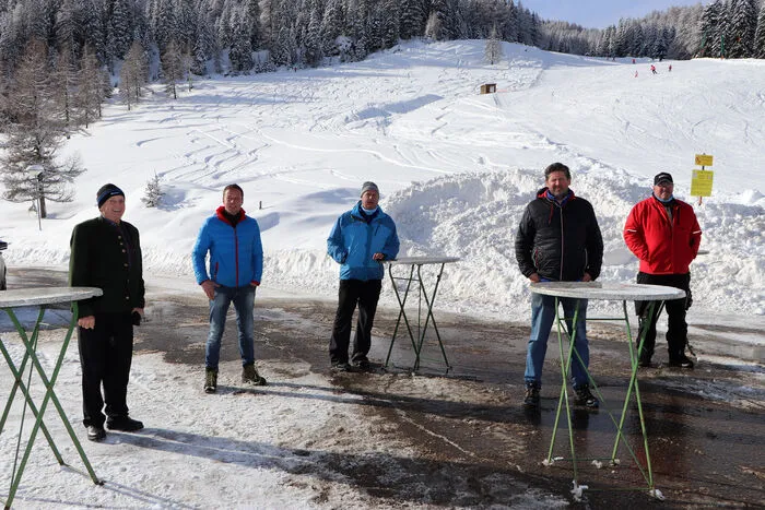 Am Foto von Links: Adolf Iopp, sen., Stefan Wolfger (Loipenmaster), Manfred Hafner (Flattnitzgast), Adolf Isopp, jun., (Geschäftsführer &amp; Alpengasthofwirt) und Johannes Isopp (Betriebsleiter der Flattnitzer Lift GmbH.)