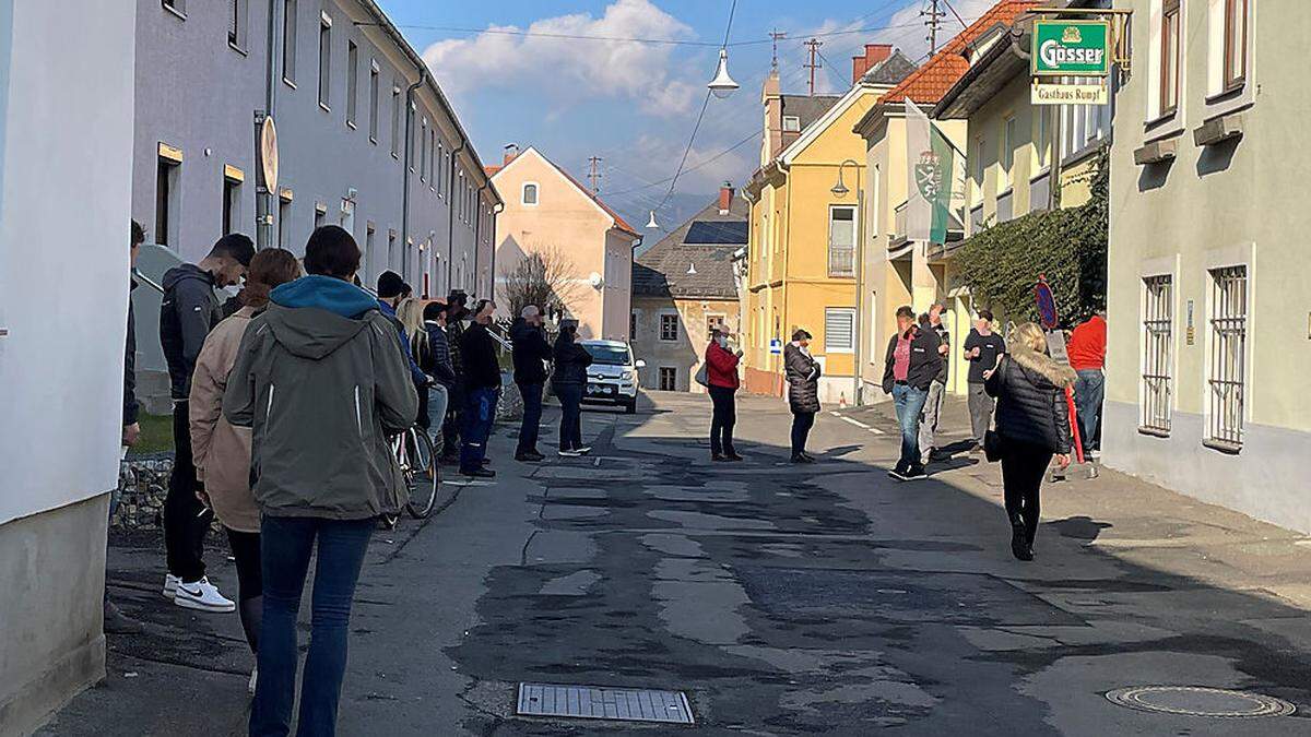 Lange Warteschlange am Montag vor der Teststraße in Judenburg