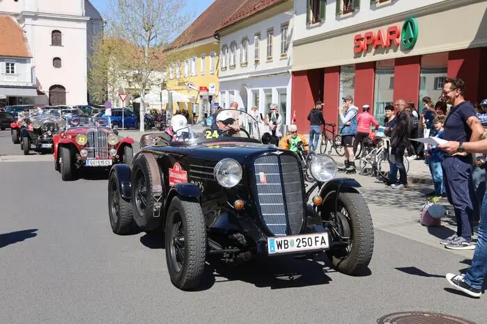 Die blank geputzten, bis zu 105 Jahre alten Luxusautos begeisterten die Zuseher