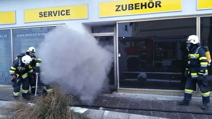 Die Feuerwehr war mit vier Atemschutztrupps im Einsatz