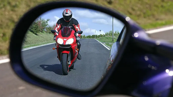 Motorradlenker stieß gegen Auto und kam zu Sturz