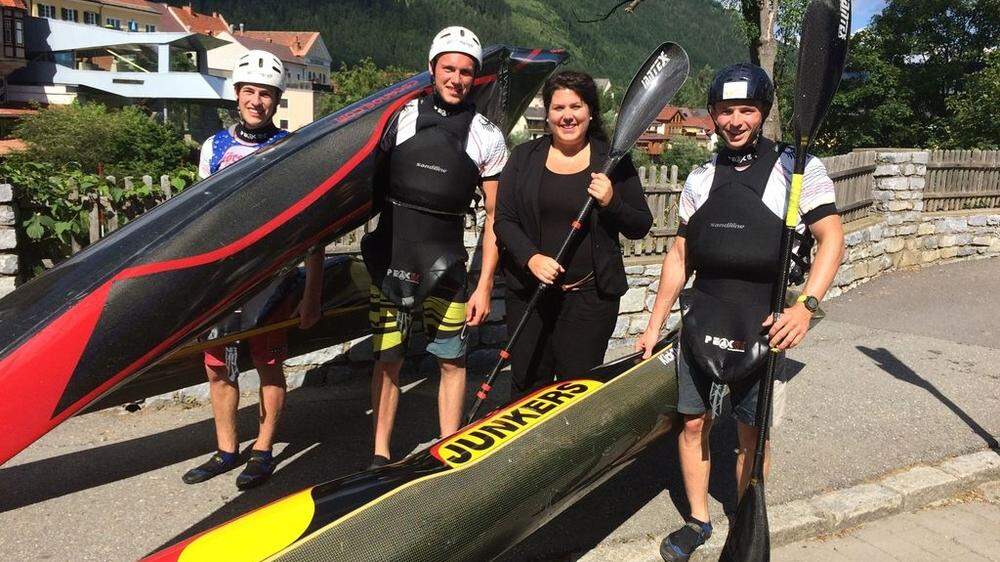 Melanie Koch vom Tourismusverband mit drei deutschen Paddlern