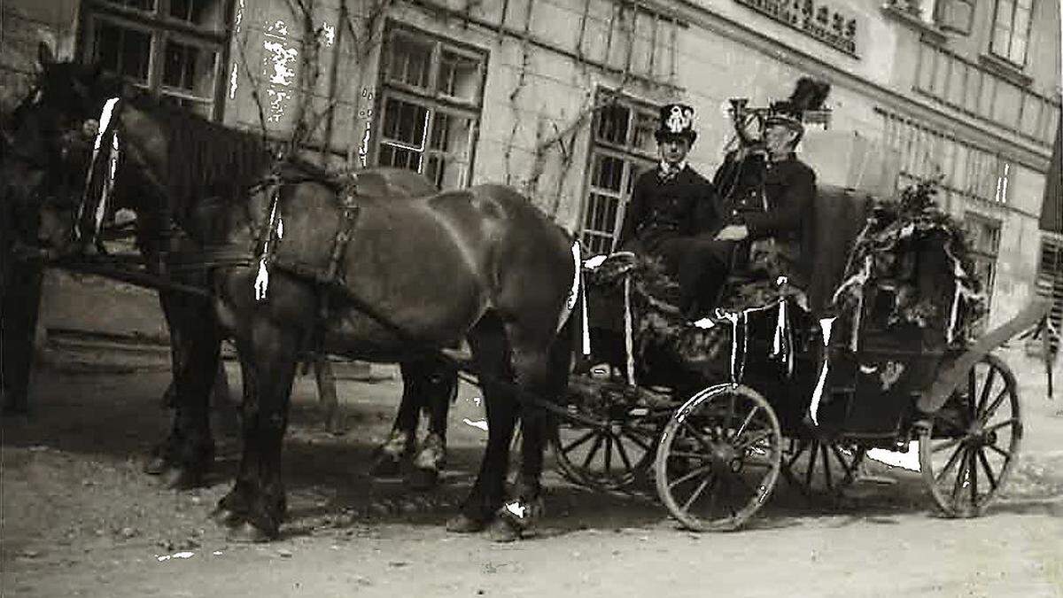 Postkutsche mit Hornbläser bei Umzug vor dem Gasthaus von Matthias Kreuzwirth im Jahr 1935