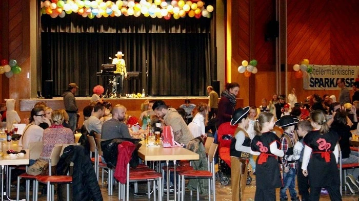 Girlanden, Konfetti und Luftballons waren die bevorzugte Balldekoration in der Stadthalle...