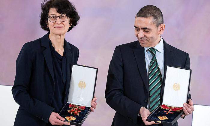 Bundesverdienstkreuz für Biontech-Gründer Özlem Türeci und Uğur Şahin im Jahr 2021)
