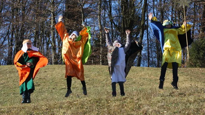 Paul, Marvin, Sophie und Markus (links) hatten beim Sternsingen in Mühldorf viel Spaß