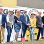 Über die Arbeiten an der Volksschule berichtete beim  Spatenstich Bürgermeister Ewald Peer (Mitte)