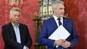 (v.l.) Vizekanzler Werner Kogler (Grüne) und Bundeskanzler Karl Nehammer (ÖVP) am Mittwoch, 02. Oktober 2024, im Rahmen der Demission der Bundesregierung und Betrauung mit der Fortführung der Verwaltung durch den Bundespräsidenten in Wien.