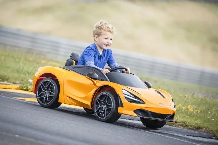 Eltern, die ihre Kinder lieber fernsteuern wollen, können auch das tun und den Nachwuchs so gleich an das autonome Autofahren gewöhnen.