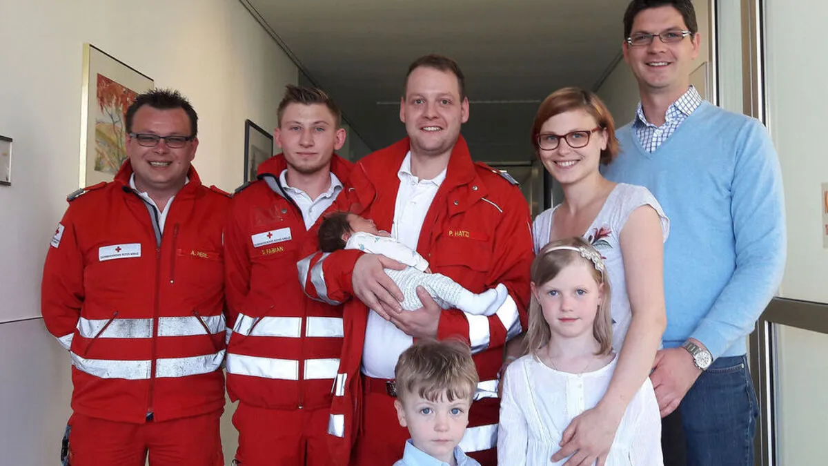 Andreas Perl, Dominik Fabian, Patrick Hatzi mit Elisa Grabner und deren Eltern und Geschwistern