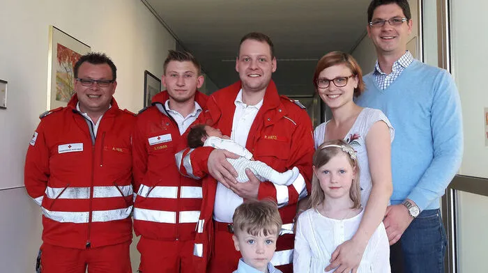 Andreas Perl, Dominik Fabian, Patrick Hatzi mit Elisa Grabner und deren Eltern und Geschwistern