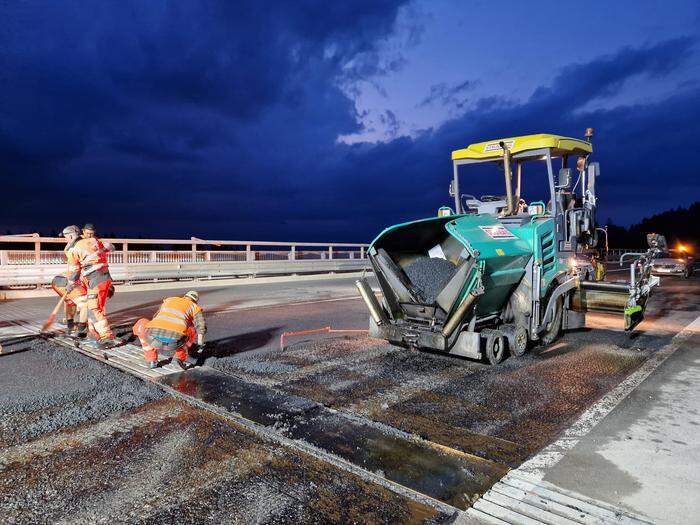 Auch Fahrbahnschäden werden im Rahmen der Nachtsperren beseitigt