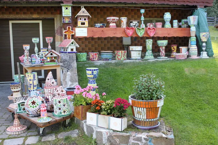 Karl Käfer veredelt Keramik fantasievoll mit bunten Mosaikfliesen.