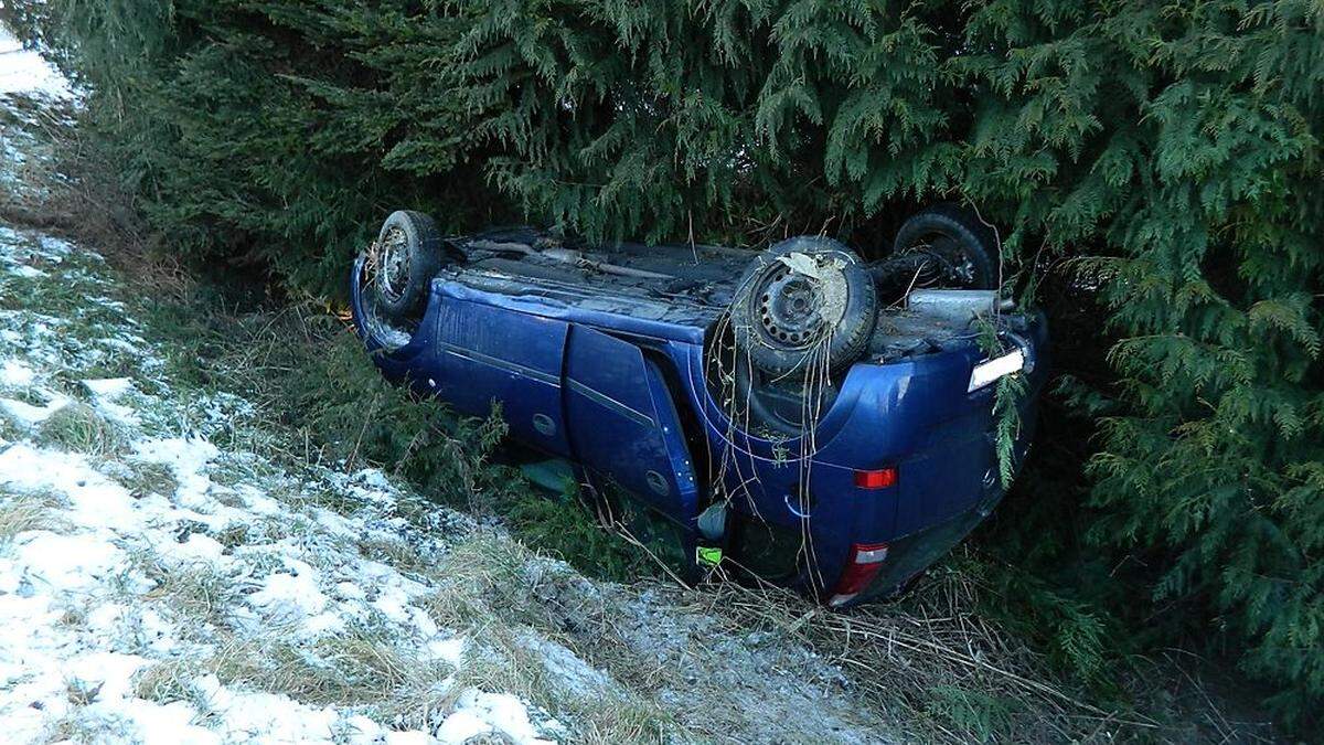 Fahrer und Beifahrer konnten sich unverletzt aus diesem Fahrzeug befreien