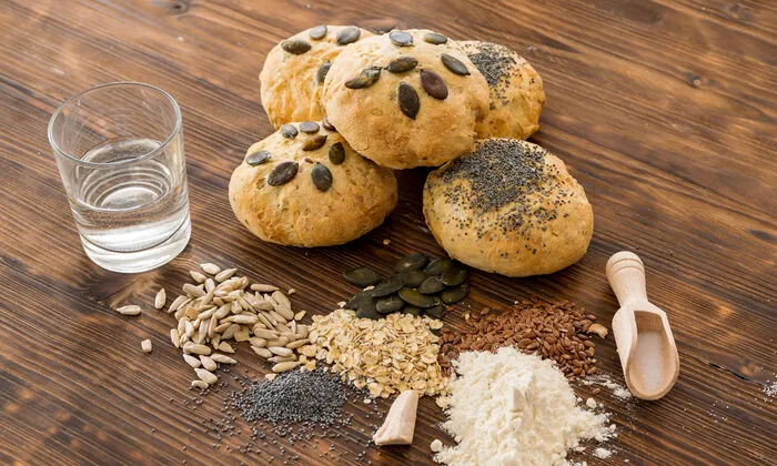 Lust auf Abwechslung? Alternativ zu Kürbiskernen können Sie die Weckerl auch mit anderen Kernen oder mit Mohn bestreuen