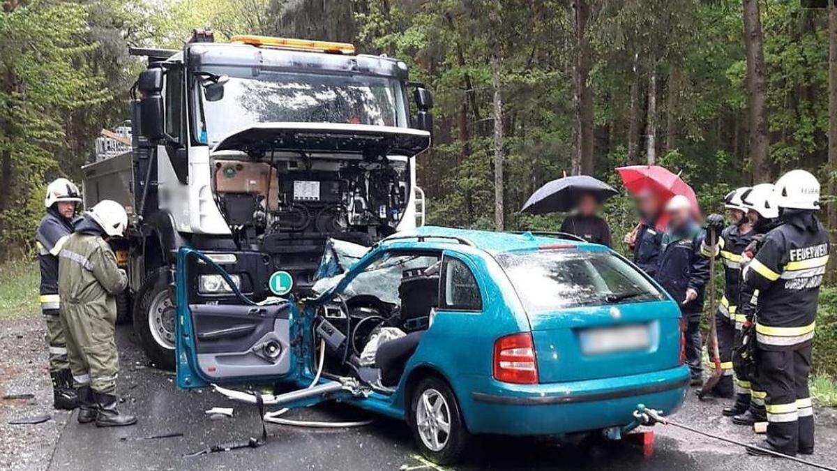 Der Lenker war im Unfallwrack eingeklemmt, die Feuerwehr musste ihn befreien