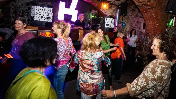 Wo sich sonst junge Studierende die Nacht um die Ohren schlagen, machten am Sonntag ihre Eltern oder sogar Großeltern den Dancefloor unsicher ...
