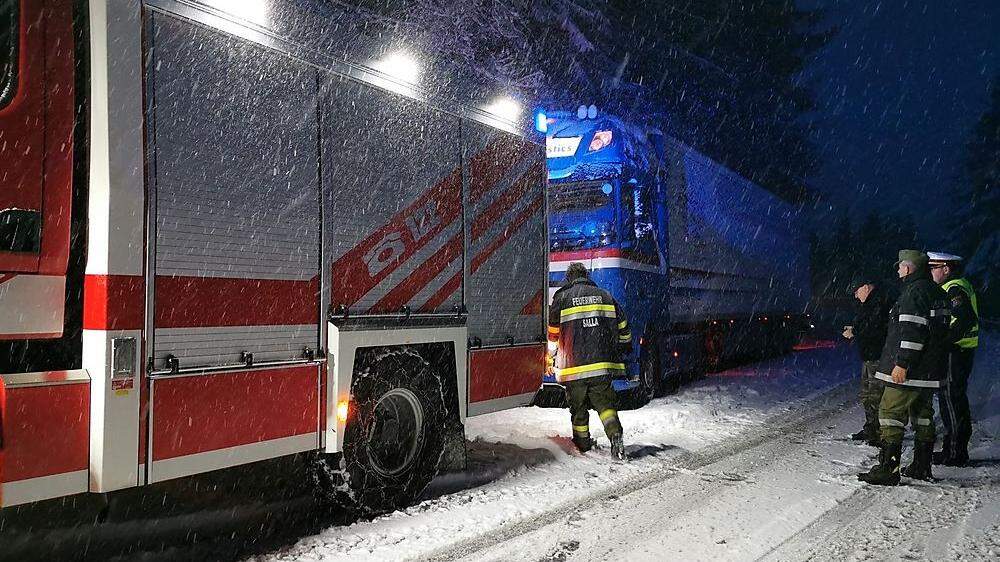 Die Feuerwehr Salla kämpft bei Schnee Winter für Winter mit hängengebliebenen Lkw