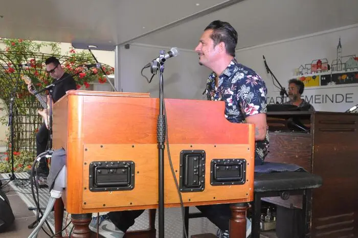 Raphael Wressnig brachte mit seiner Soul Gift Band gemeinsam mit dem Gitarrenvirtuosen Enrico Crivellaro und dem Drummer Eric Cisbani zeitgemäßes Rhythmusgefühl und rohe Roots-Sounds auf die Bühne.