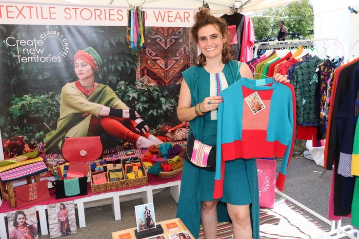 Claire Chatel aus Wien ist über Kerarmikfreunden zum ersten Mal mit ihren „Creations Textiles“ Textil-Unikaten nach Ossiach gekommen und es gefällt ihr hier sehr gut!