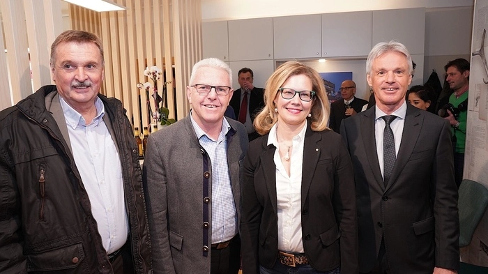 Bürgermeister Gottfried Mandler, Landtagsabgeordneter Alfred Tiefnig, Christine Völkerer und Bürgermeister Stefan Brandstätter.